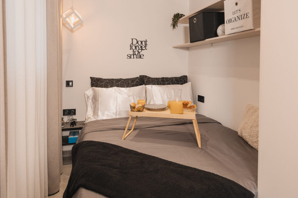 Υπνοδωμάτιο boutique hotel στη Χαλκιδική με λευκά λινά και minimal διακόσμηση