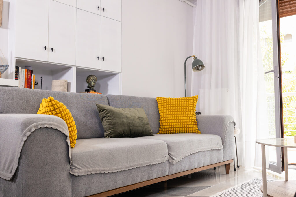 Φωτεινό καθιστικό Airbnb στη Θεσσαλονίκη με φυσικό φως και ξύλινες λεπτομέρειες