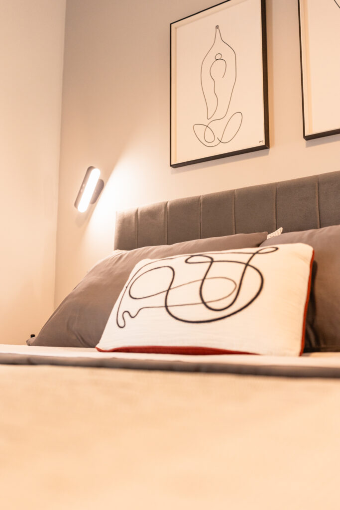 Υπνοδωμάτιο boutique hotel στη Χαλκιδική με λευκά λινά και minimal διακόσμηση